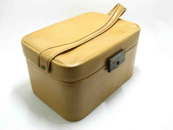 Vintage Cosmetic Box / Neceser / Vanity Mirror / Light by bacpaso