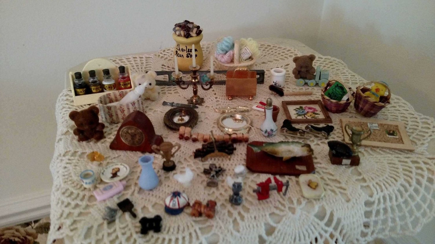 Dollhouse miniature accessories for all through your house. 50 pieces