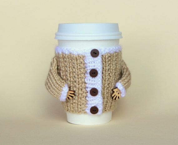 Knit coffee cozy. Travel mug cozy. Starbucks cup sleeve. Mug hug jacket. Hand knit cup sleeve Beige white. Eco-friendly. Christmas jacket.