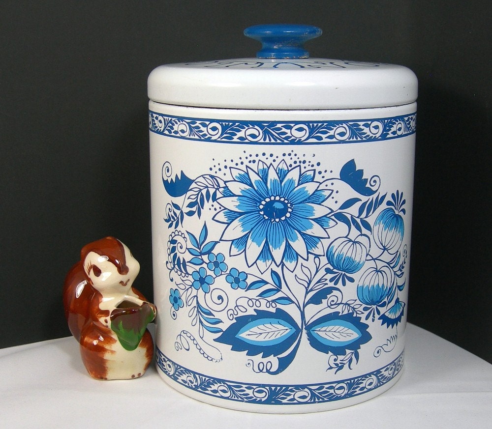 Ransburg Cookie Tin Blue Onion Design Large by AtticDustAntiques