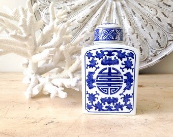 Ginger jar, blue and white ginger jar, temple jar, large ginger jar, chinoiserie, tollmache, blue and white, vase, Chinese porcelain