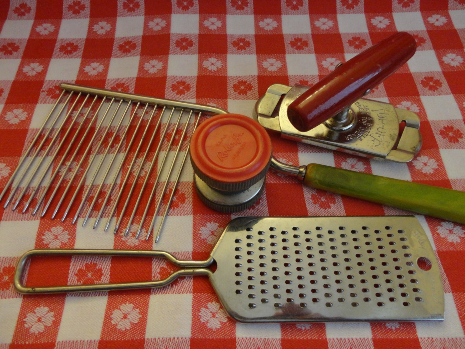 VINTAGE Kitchen tools/gadgets 1940s or 50s Bakelite handle