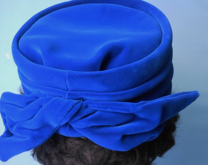 1950s 1960s turban pillbox hat blue velvet with bow in back, United Hatter Cap and Millinery Union vintage