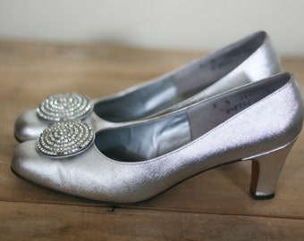 vintage silver pumps with rhinestone medallion size 8N from jaffees minneapolis