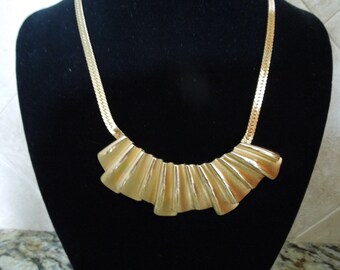 Vintage Gold Tone Necklace with Nice Feature. Elegant