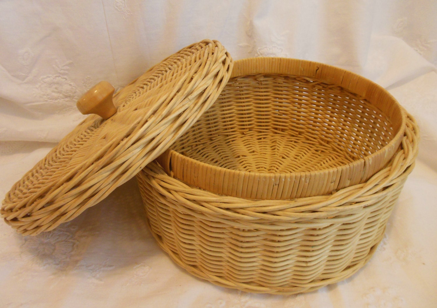 Round BASKET with Lid Sewing Basket Round WICKER Basket