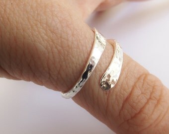 Bypass Thumb Ring ,Hammered Thumb Ring, Textured Thumb Ring, Wrap Around Ring, Statement Ring, Bypass Ring, Textured Ring, Modern, Simple