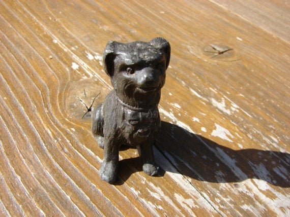 Vintage cast iron Dog figurine / vintage metal art / Rustic