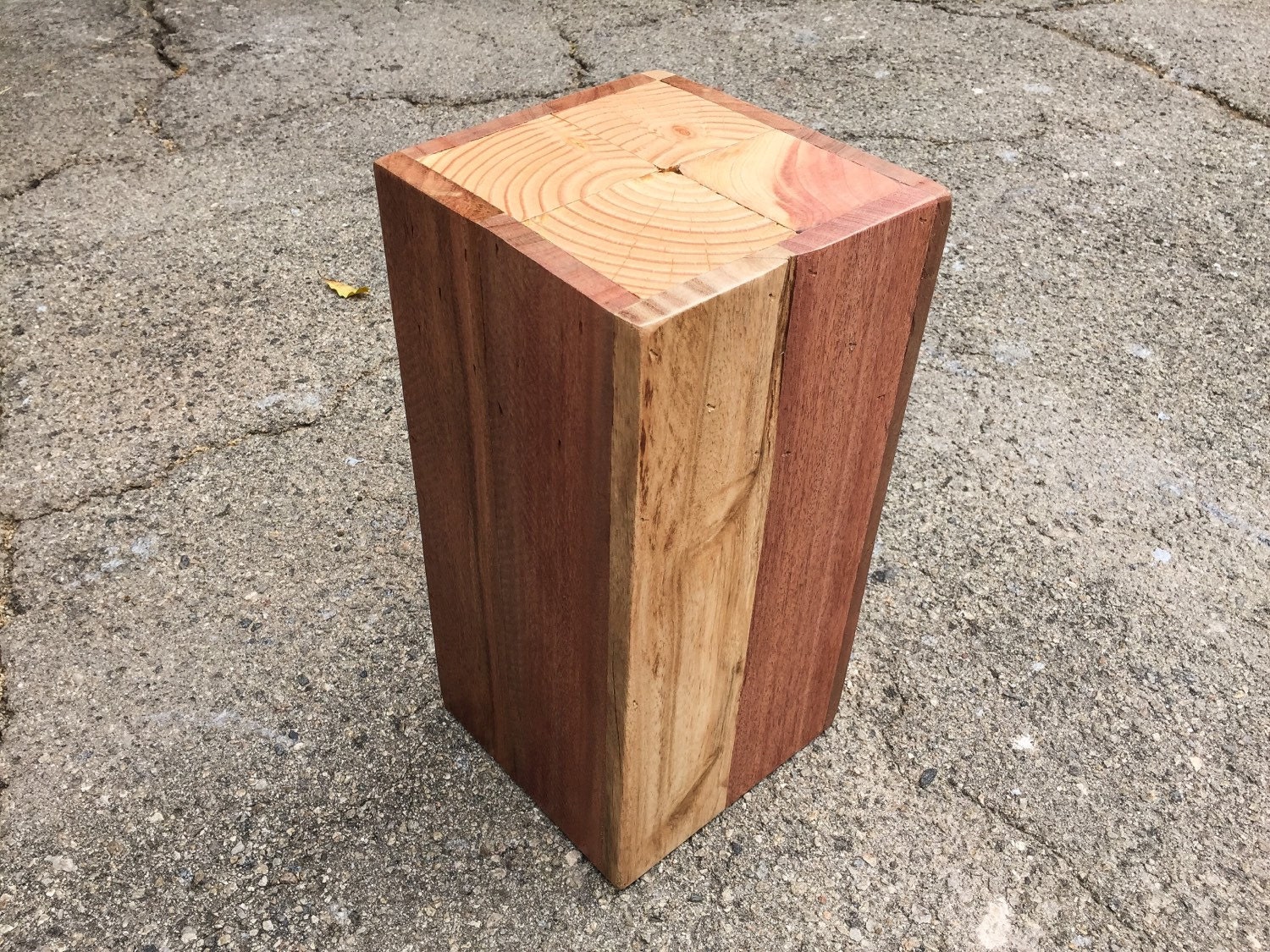 Small Rustic Side Table: With a Sleek Design this Pallet Side