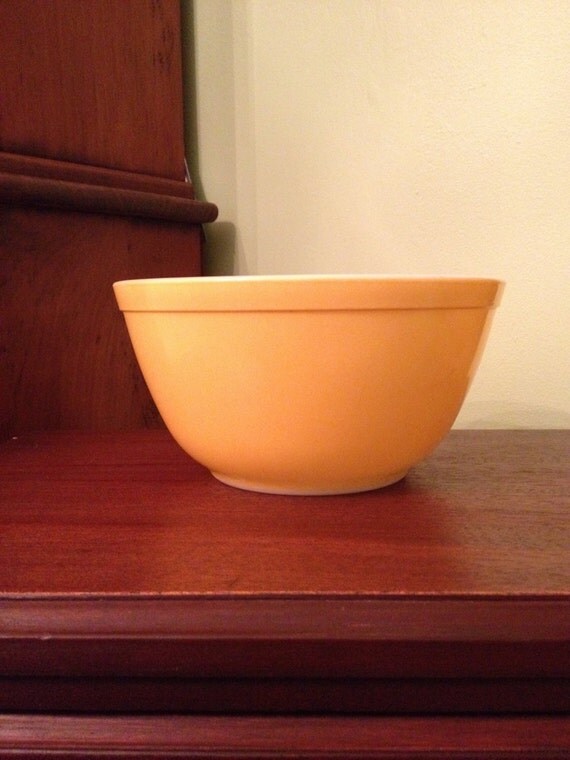 Vintage Pyrex Yellow Daisy Mixing Bowl 1 1/2 Quart 402