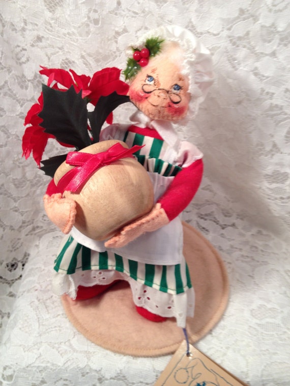 Vintage Annalee Doll Mrs. Claus With Poinsettia Item 5032