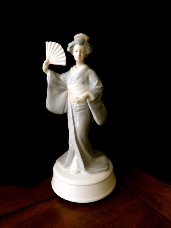 Musical Porcelain Figurine Revolving Music Box Japanese Geisha