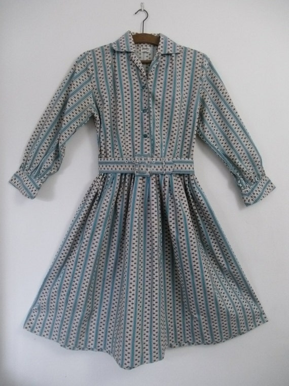 Mid century shirtwaister  dress  belted dress  with collar and