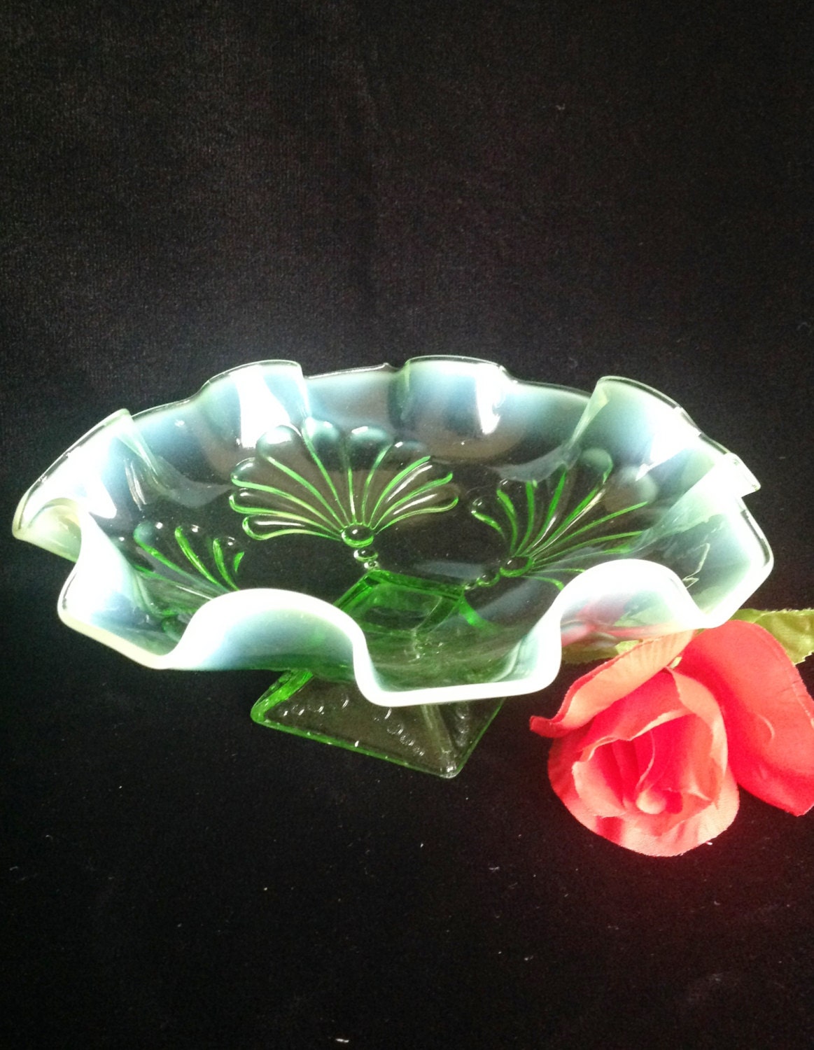 JEFFERSON Opalescent Glass SHELLS and DOTS Bowl Green Crimped