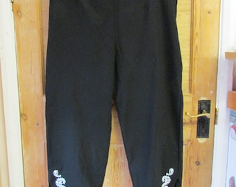 Vintage 1950s-style black Capri pants/pedal pushers, white paisley & leaf detail