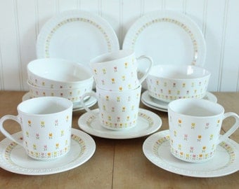 Vintage 1970's Centura by Corning April Tulip Dinnerware 16 Piece Set