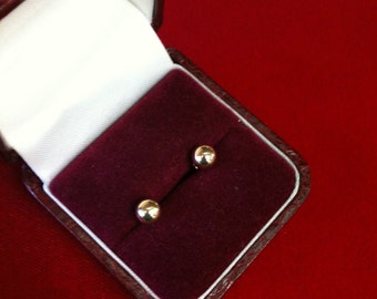 14 K Yellow Gold Stud Earrings. 0.3 gm.