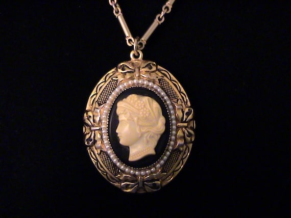 Vintage 1940 CORO Locket Cameo Necklace