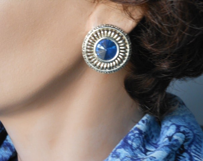 FREE SHIPPING Blue rhinestone earrings, button style with rope like edging, clip silver tone round