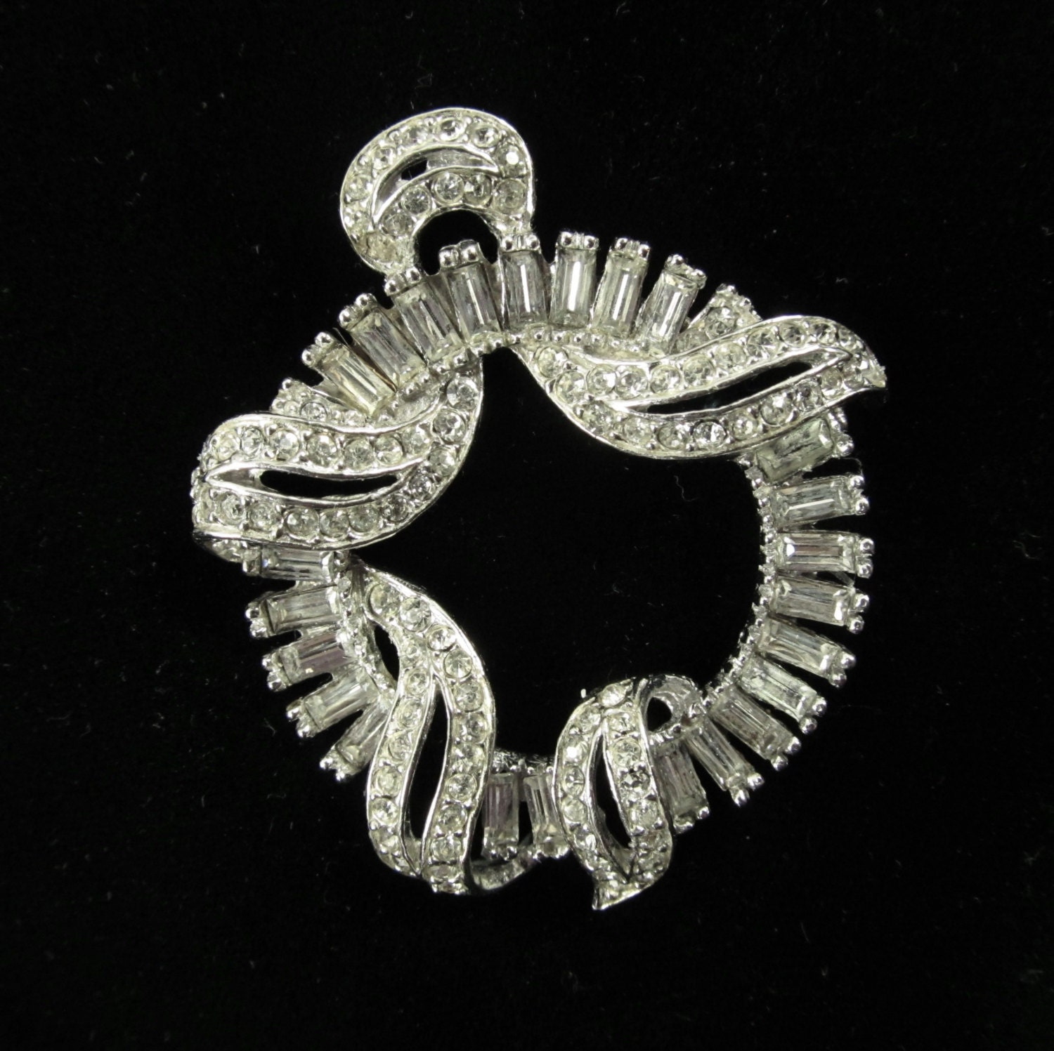 Vintage 1940s Ribbon and Circle Large Encrusted Rhinestone