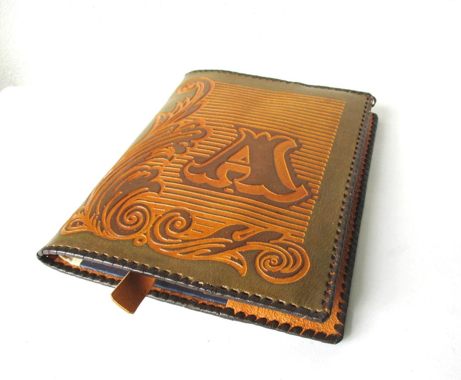 Couvre livre en cuir lecture cadeau lettre A cahier embossé