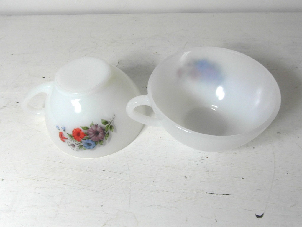 Arcopal latte cups. white milk glass with flower. French vintage ... Arcopal latte cups. white milk glass with flower. French vintage ...