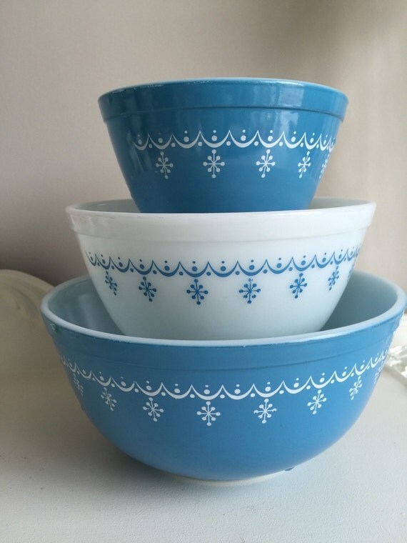 Set of 3 Pyrex Snowflake Blue Mixing Bowls