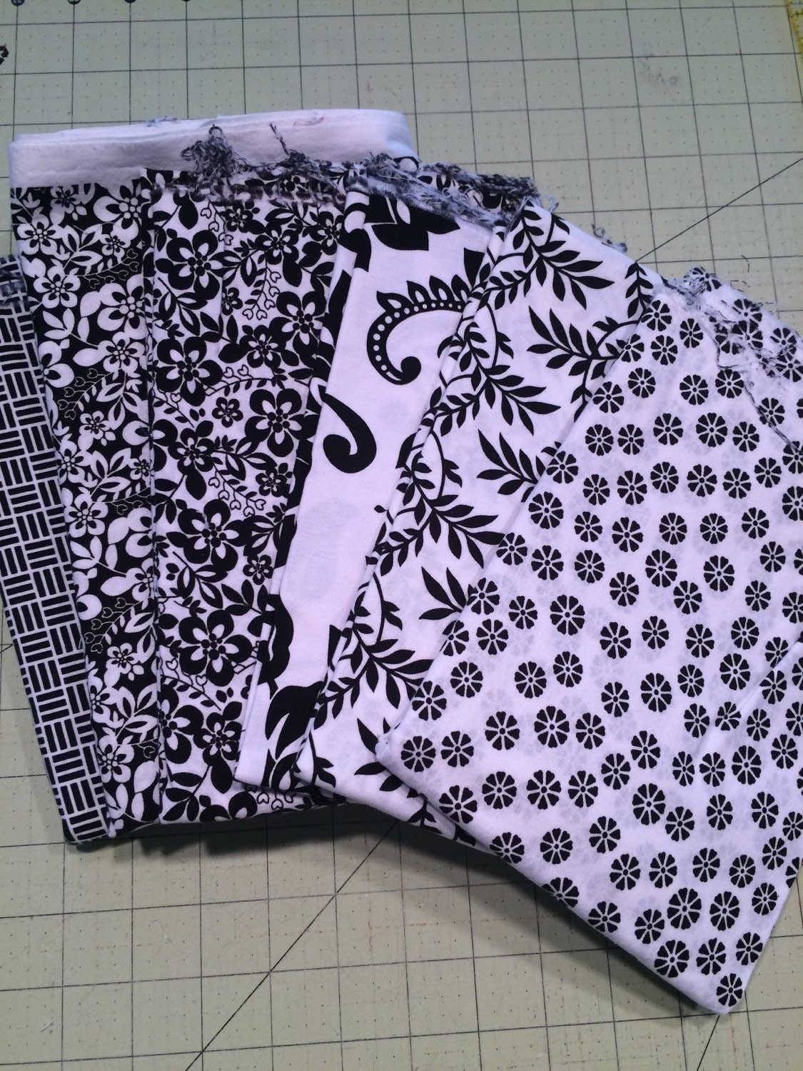 black-and-white-fat-quarter-bundle-quilt-shop-by-rileysquilts