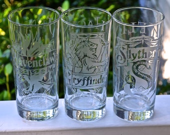 Harry Potter etched drinking glasses, Gryffindor, Slytherin, Hufflepuff, Ravenclaw