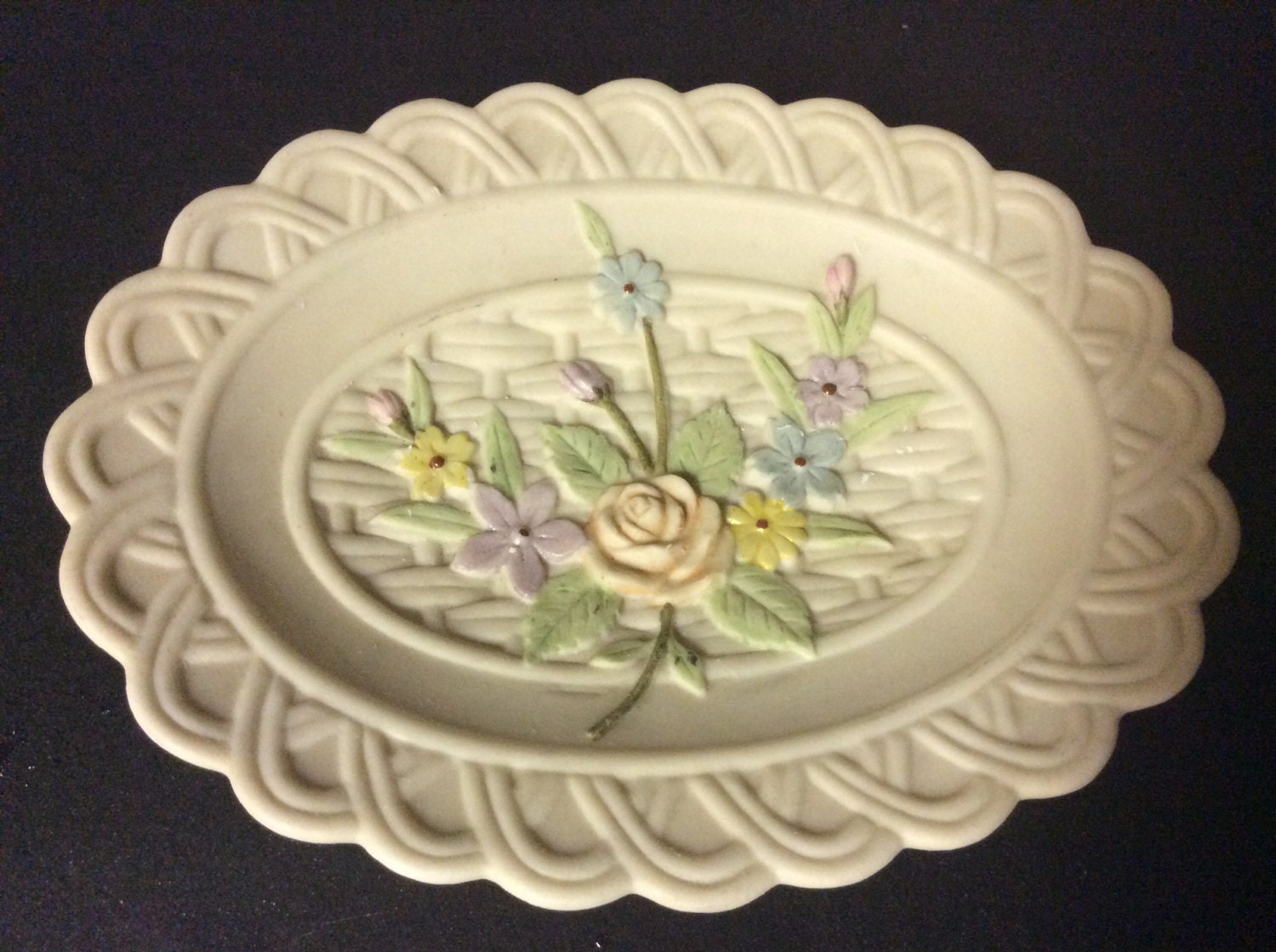 Antique Ivory Handpainted Soap dish by Lefton KW8245.