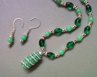 Minty Fresh Green and White Necklace and Earrings (1105)