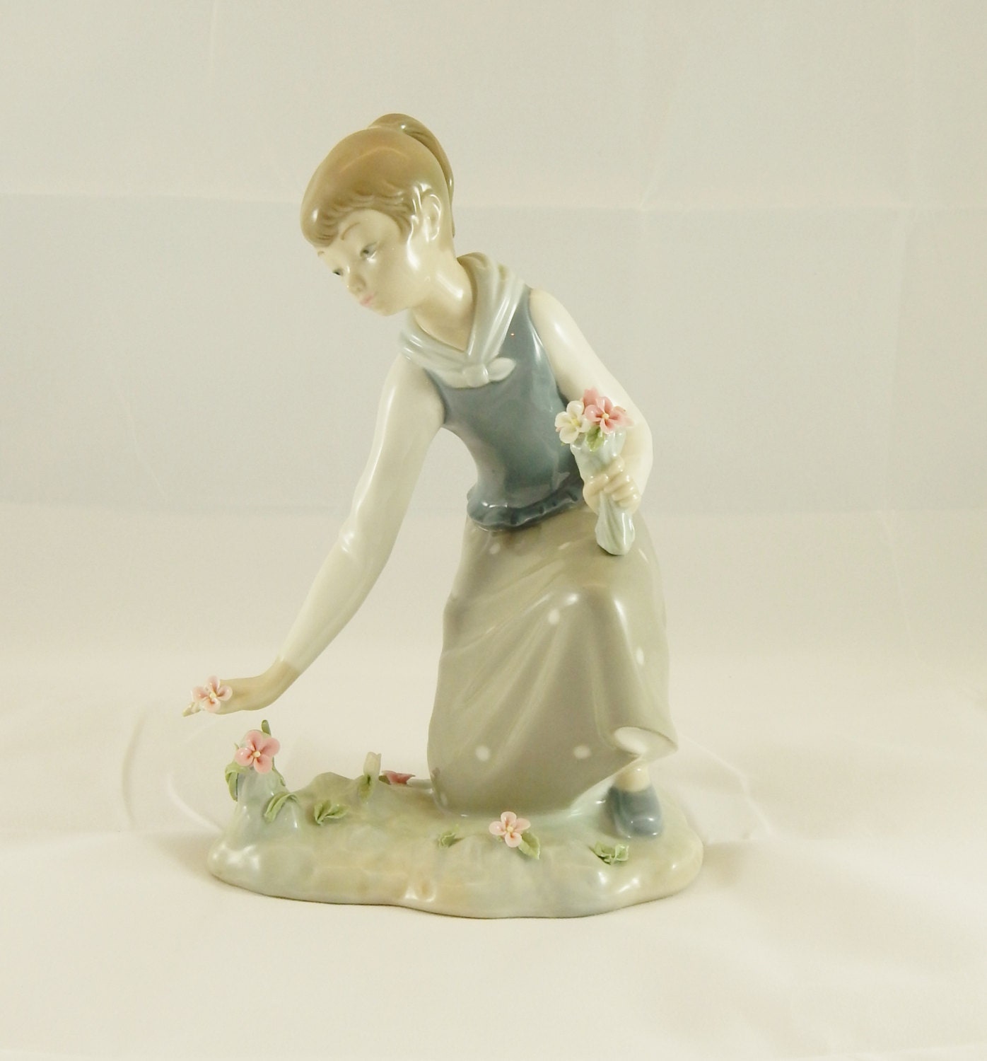 Lladro Figurine 1172 Girl Gathering Flowers 2917