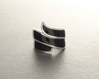 Black Onyx Ring, Sterling Silver - Wide Infinity Ring - Wave Ring - Curve Infinity Ring - Infinity Design Ring - shabby chic ring - Spiral