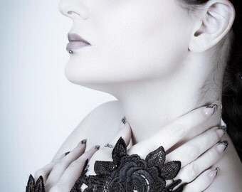 Black Rose fingerless glove / Venise lace / Tribal Fusion / Hand jewelry - one glove / Gothic fashion / Lace glove / Wiccan / Wedding