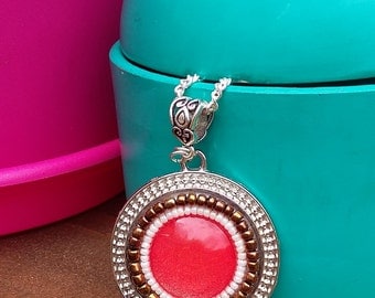 Sautoir style hippie chic en perles de rocailles et cabochon corail en verre