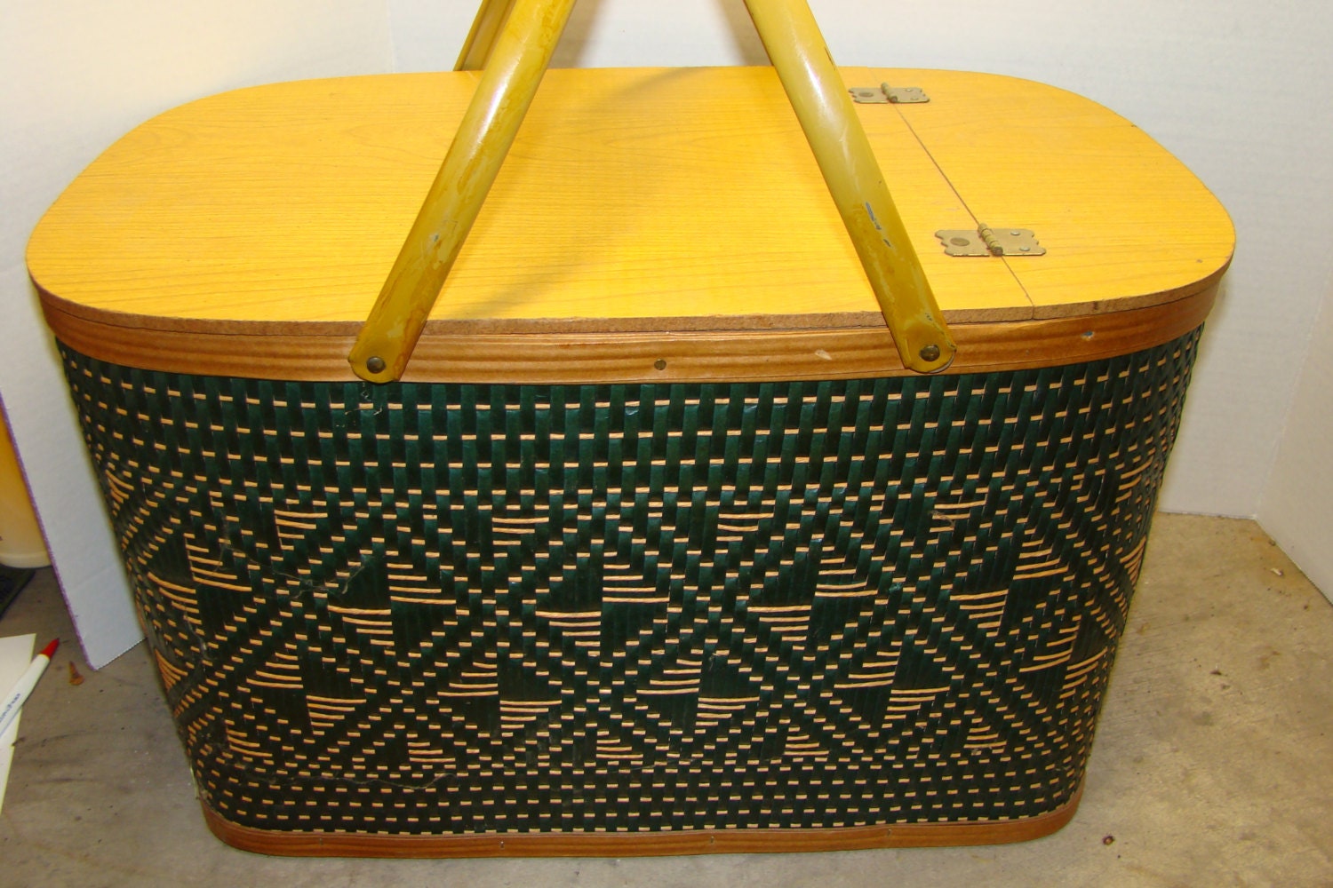 Vintage Hawkeye picnic basket with pie tray. Made by Burlington Basket
