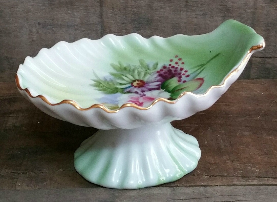 Vintage Lefton Seashell Pedestal Soap Dish by EmptyNestVintage