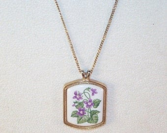 Avon Vintage Ceramic Pendant Necklace