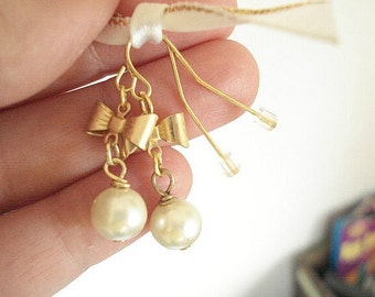 Pearl Bow Earrings Bridesmaid Earrings Gold Bow Pearl Earrings Wedding Jewelry Gold Pearl Earrings Vintage Style Earrings Gold Brass Bows