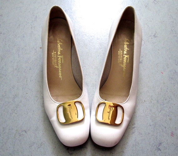 1980s Vintage Ferragamo Ladies Shoes Off White Pumps size 7.5