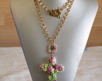 Collier pendentif "Superbe croix en céramique