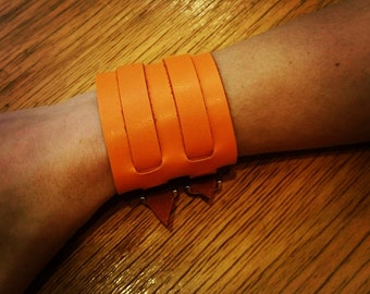 Leather wristband with 2 buckles, Armband aus Leder, Lederarmband, Bracelet en cuir, Braccialetto di cuoio, pelle