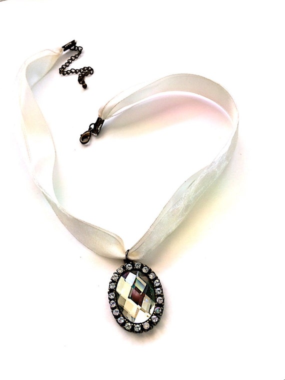 Marilyn Monroe ribbon pendent