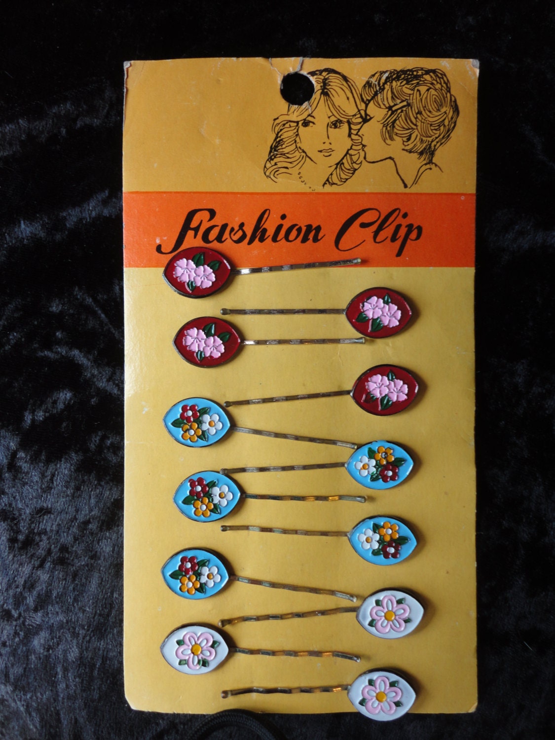 Original display card of enamelled floral hair clips c.196070