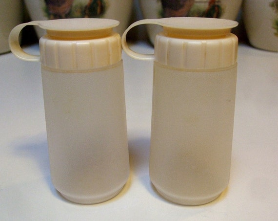 Vintage Rubbermaid Model 0479 Four 4 Once Salt and Pepper