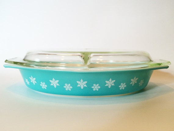 Pyrex Blue Snowflake Dish Lidded 1.5 Quart by TwoBeContinued