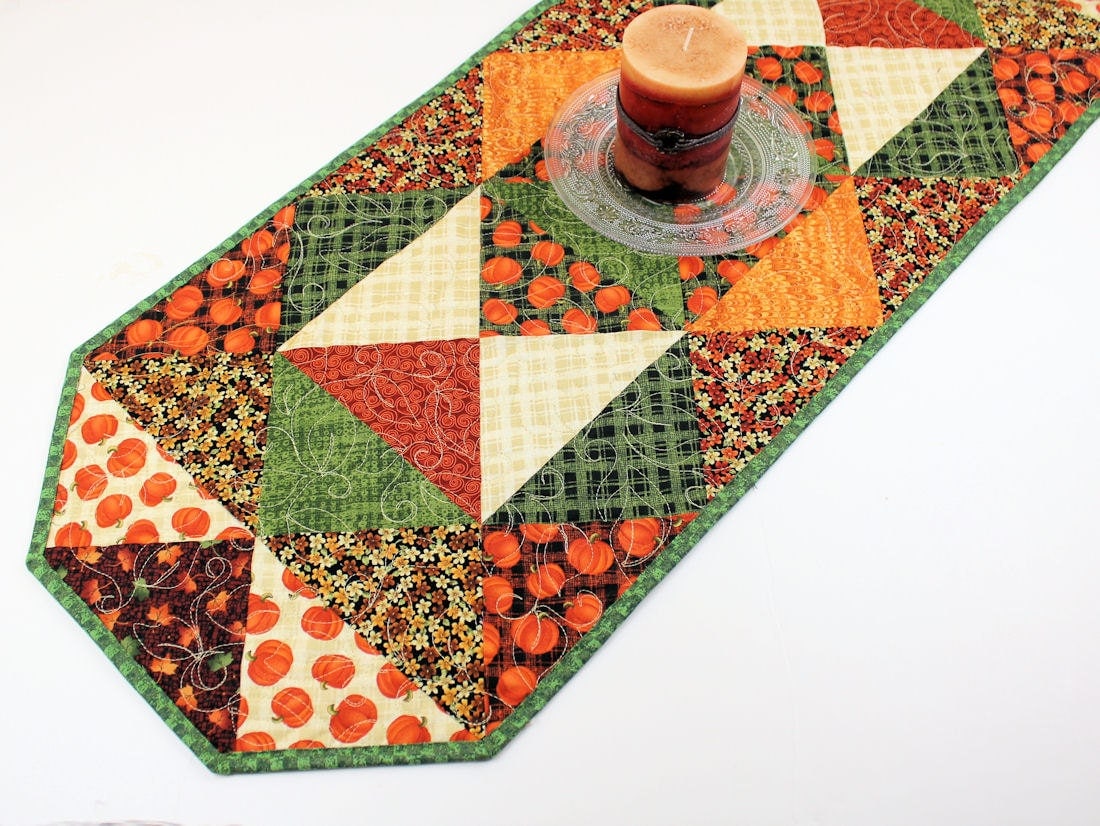 quilted-table-runner-with-fall-pumpkins-and-triangles