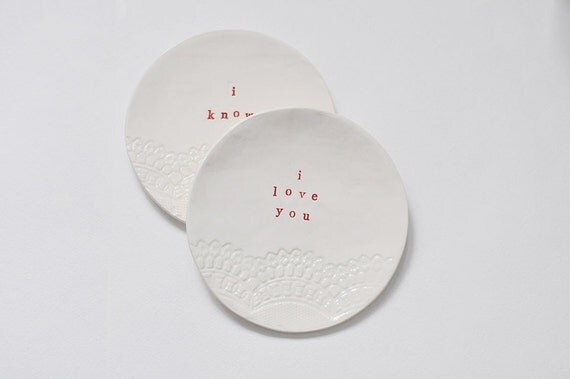 mariée en céramique blanche plaques dentelle texture anniversaire cadeau avec des inscriptions rouges drôles « je t'aime - je sais que » la valeur de deux