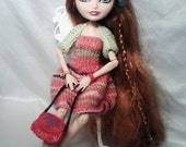 Ever after high: Holly O'hair doll with 2 custom dresses, 1 swimsuit and a pair of earrings.