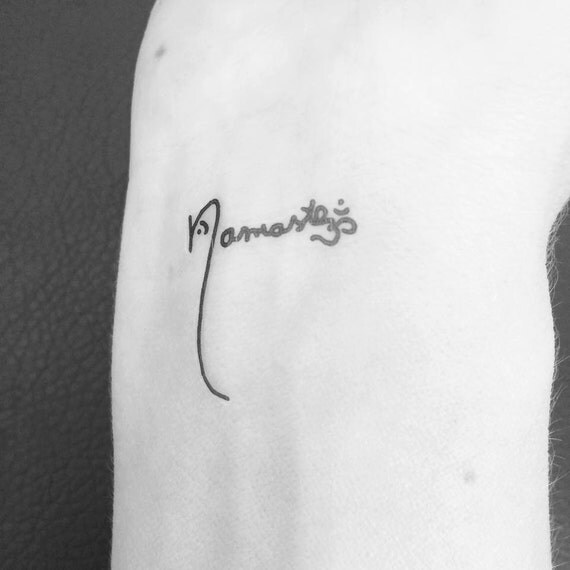 Temporäres tattoo namaste om zeichen yoga tattoo von misssfaith